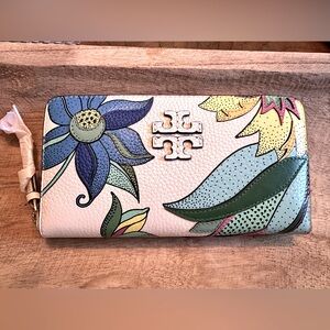 Tory Burch zip around wallet. It was never used-smoke free home. Price is firm